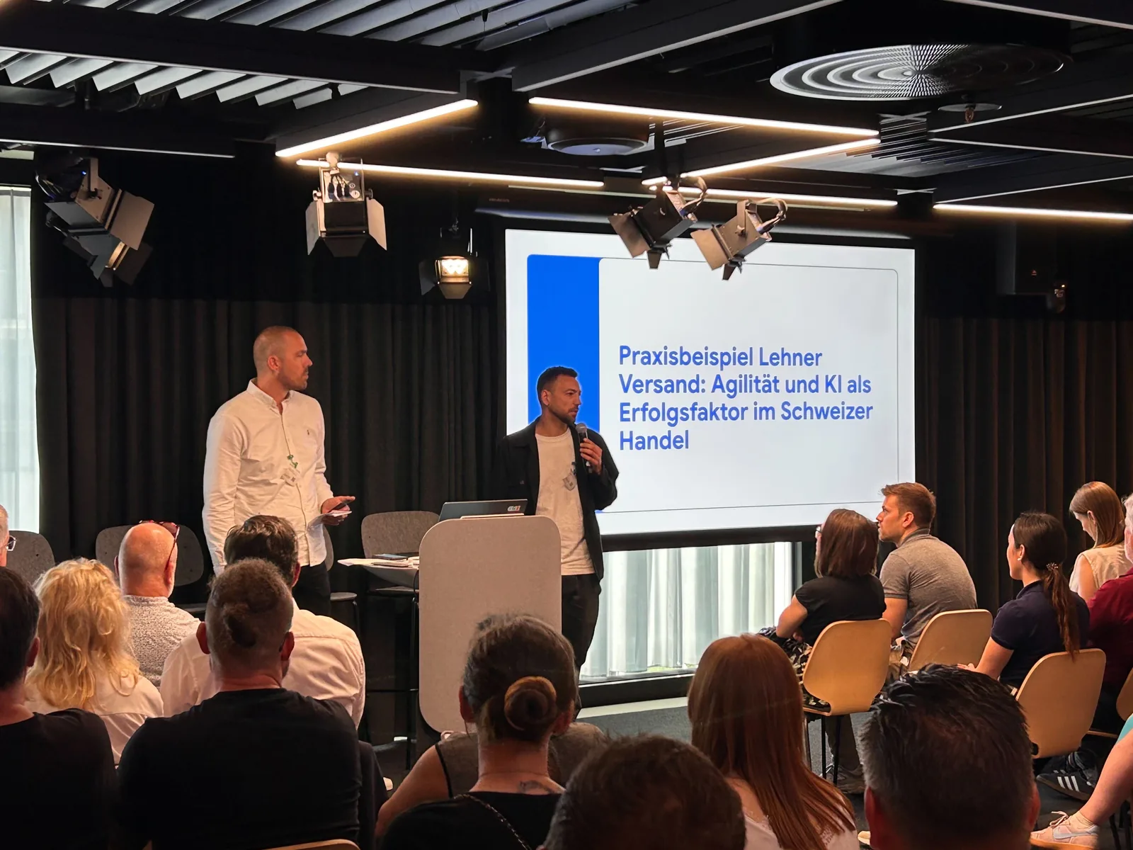 Stefan Riemeyer speaking in front of an audience